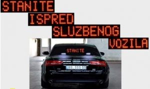 stanite ispred policijskog vozila